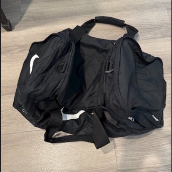 Nike Duffle bag with shoe compartment - Picture 1 of 1